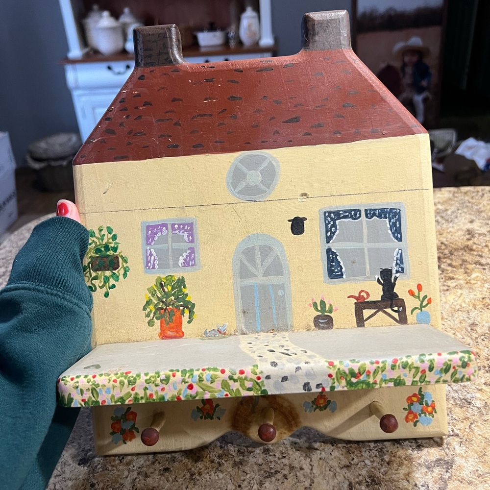 Charming Cottage Wall Decor with Hooks